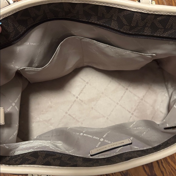 Michael Kors Signature Tote Bag - Picture 5 of 11